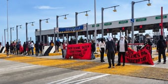 Estudiantes toman por tercera ocasión la caseta en la México-Tuxpan