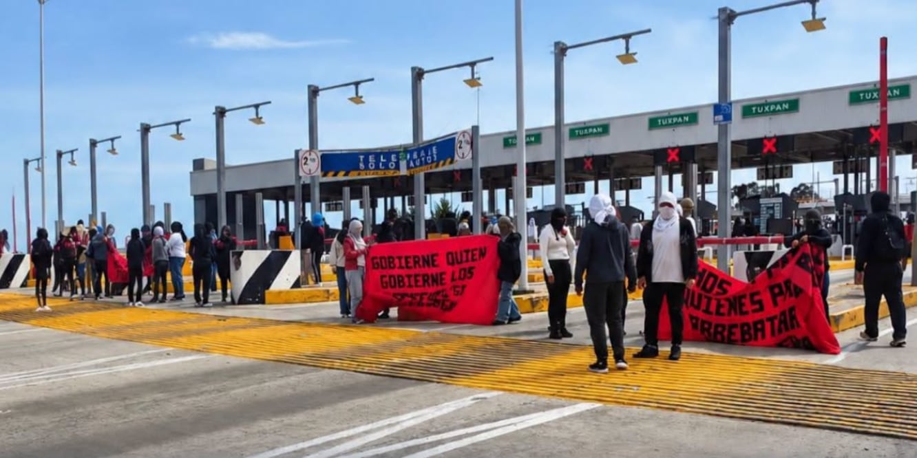 Normalistas volvieron a tomar la caseta de la autopista México-Tuxpan