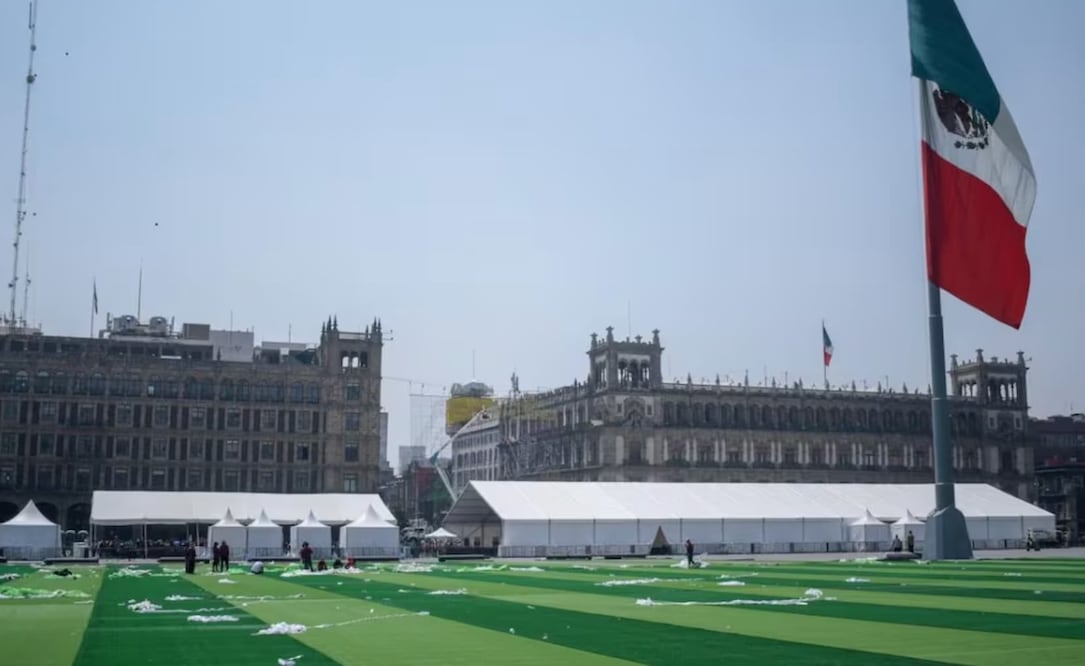 Con pasto artificial, alistan el Zócalo para clase masiva de fútbol; prevén asistencia de 10 mil personas. Foto: Santiago Cadena/ EL UNIVERSAL