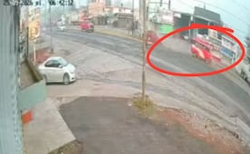 Vehículo particular provoca choque con transporte público en la Pachuca-Tulancingo