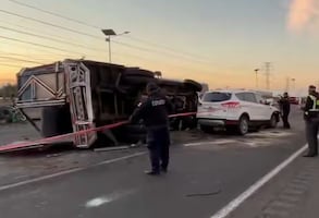 Volcadura deja dos muertos sobre la autopista México-Pachuca; se registra intensa carga vehicular 