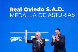 Real Oviedo recibe la Medalla de Asturias en su centenario