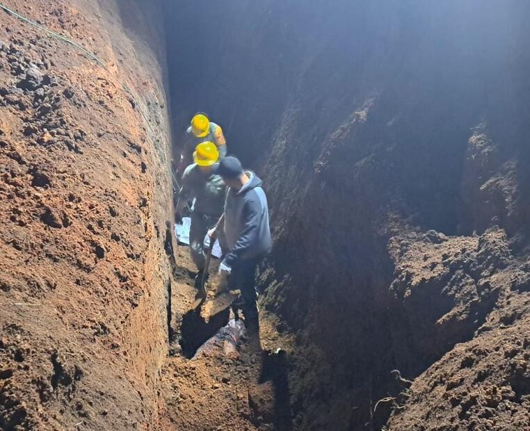 Obrero pierde la vida tras derrumbe en obra de drenaje en Tlanchinol | Foto: Especial