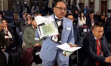 Youtuber "Lord Molécula" le lleva regalos a AMLO