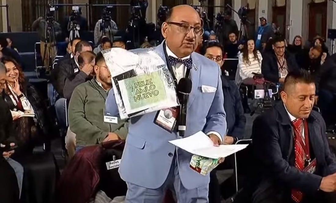 "Lord Molécula" lleva regalos a AMLO por fin de año | Captura de video