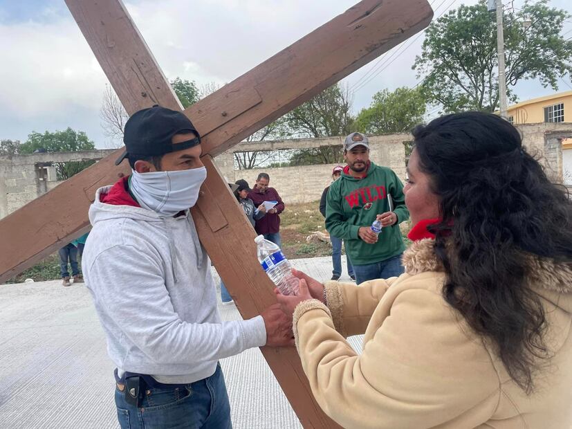 Vecino de Acatlán se prepara para cargar la cruz en procesión | Foto: Grisel Lira