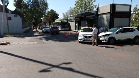 Doble accidente en avenida Revolución por exceso de velocidad