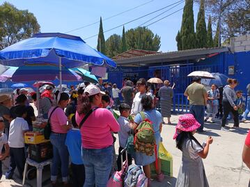 Buscan persuadir a ambulantes afuera de escuelas de Pachuca para evitar venta de chatarra