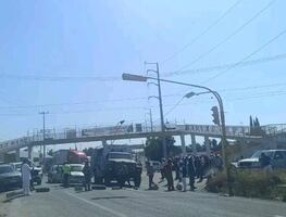 Habitantes bloquean la Ixmiquilpan–Actopan; exigen limpieza de canales