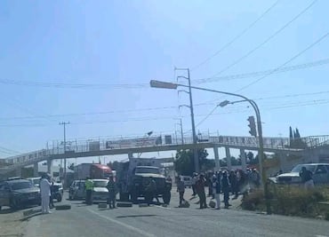 Habitantes bloquean la Ixmiquilpan–Actopan; exigen limpieza de canales