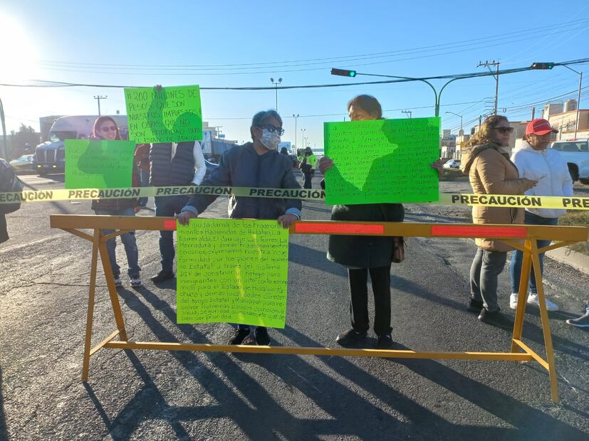 Vecinos del sur de Pachuca bloquean vialidad por construcción de albergue migrante | Foto: Miriam Aviles