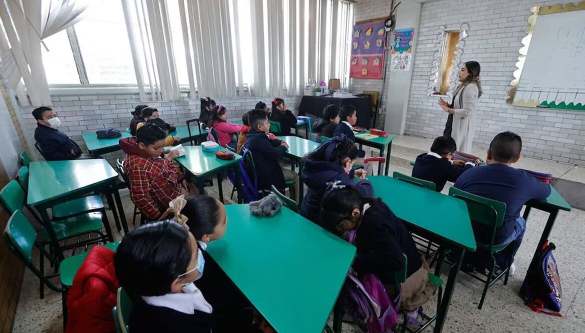 SAT pide a los papás: Pónganse listos a la hora de deducir como gasto el pago de colegiaturas. FOTO: JORGE ALVARADO