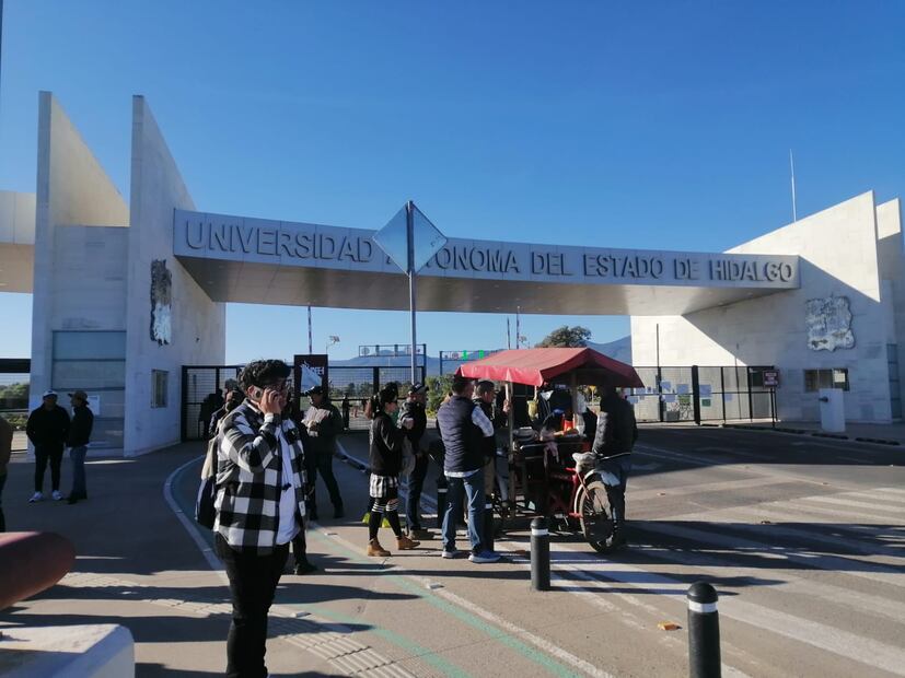 Estudiantes del ICAp vigilan el acceso y marchan en apoyo al IDA | Foto: Grisel Lira