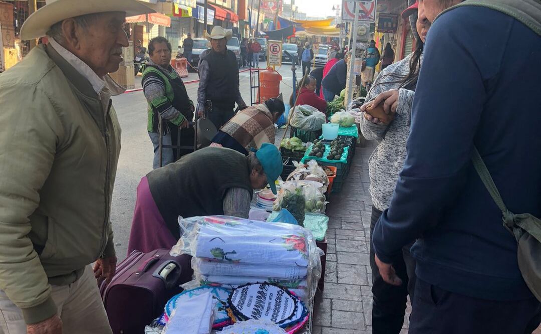 Más del 60 por ciento del comercio ambulante que invadía las calles, eran de los propios comerciantes que cuentan con locales fijos al interior del mercado Morelos y plazas comerciales, informó el gobierno municipal.