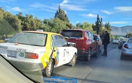 Carambola matutina en el bulevar Felipe Ángeles deja daños materiales