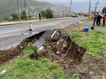 Compañía Real del Monte atenderá el socavón de la carretera a La Estanzuela