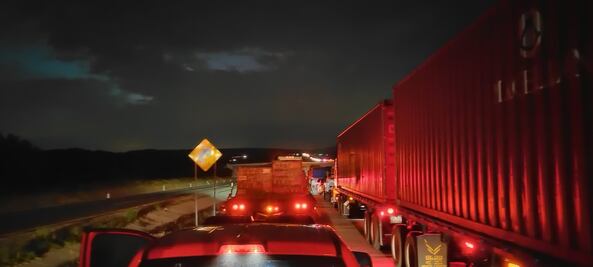 Crecen las filas de autos por bloqueo en Arco Norte