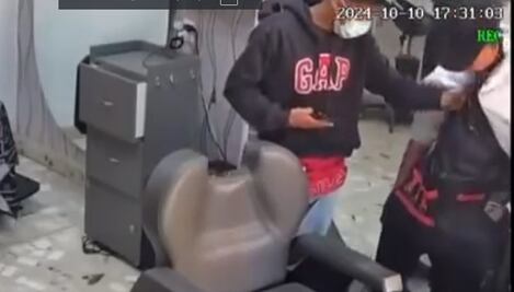 Sujeto asalta a un barbero luego de cortarle el cabello