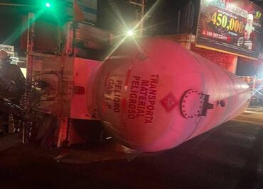 Volcadura de pipa con gas LP causa alerta en Tulancingo sin víctimas mortales