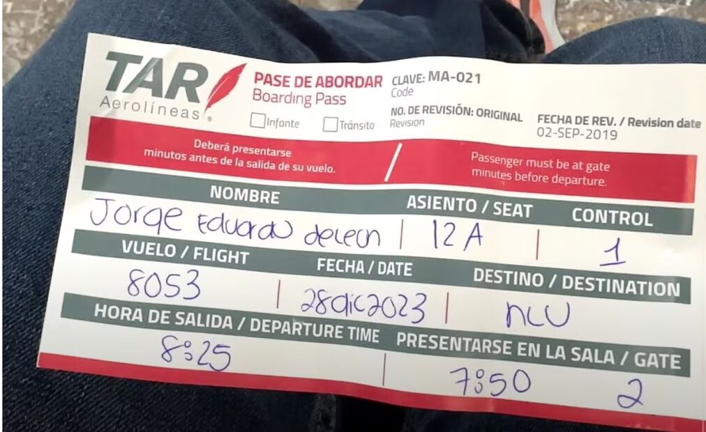 Joven viaja en avión de Mexicana de Avión completamente solo | Captura de video