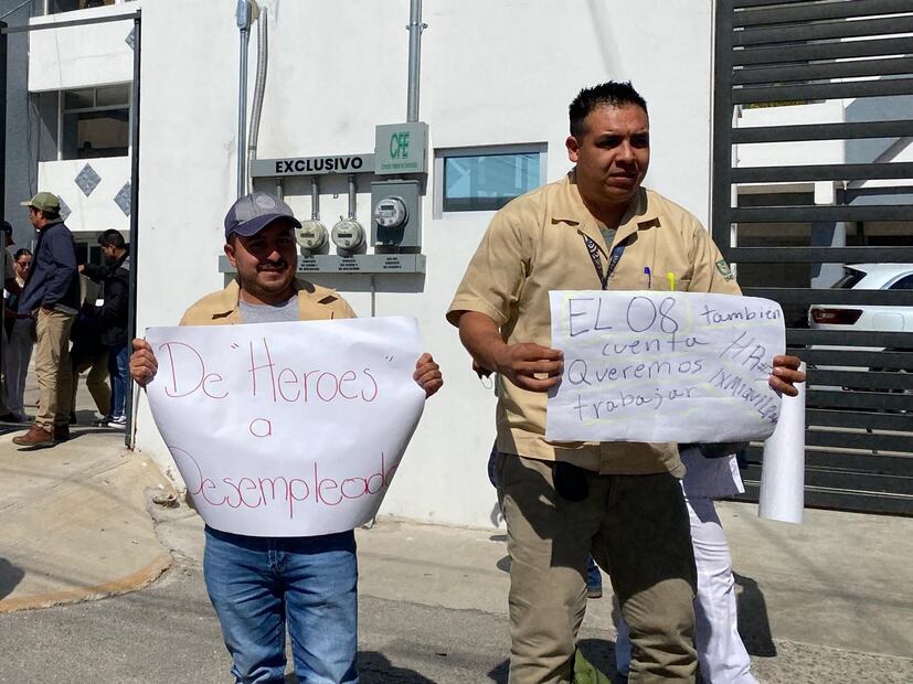 Trabajadores del IMSS protestan en Pachuca por falta de renovación de contratos | Foto: Luis Soriano
