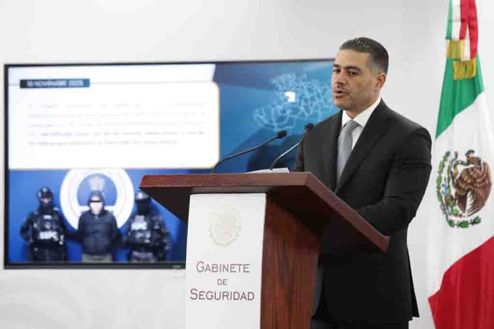 El secretario de Seguridad y Protección Ciudadana, Omar Garcia Harfuch, y el fiscal de Michoacán, Carlos Torres Piña, dieron una conferencia de prensa para dar a conocer avances sobre el homicidio de Carlos Manzo. Foto: Agencia EL UNIVERSAL/Carlos Mejía/EMG