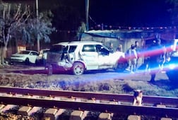 En Teocalco, camioneta intenta ganarle al tren