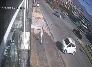 Vehículo fuera de control casi embiste a peatón en bulevar Colosio