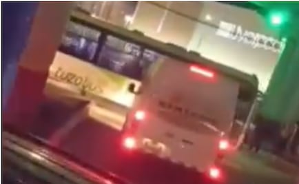 Choca tuzobús contra auto en la Felipe Ángeles