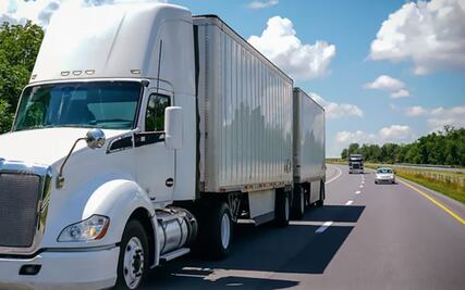 Aranceles de Trump encarecería exportaciones en ambos países; venta de camiones pesados repunta 17% en noviembre: Anpact 