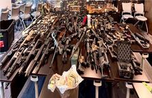 Confiscan en EU 138 armas de fuego con destino a México; Ronald Johnson destaca compromiso de para frenar tráfico 