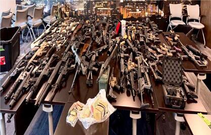 Confiscan en EU 138 armas de fuego con destino a México; Ronald Johnson destaca compromiso de para frenar tráfico