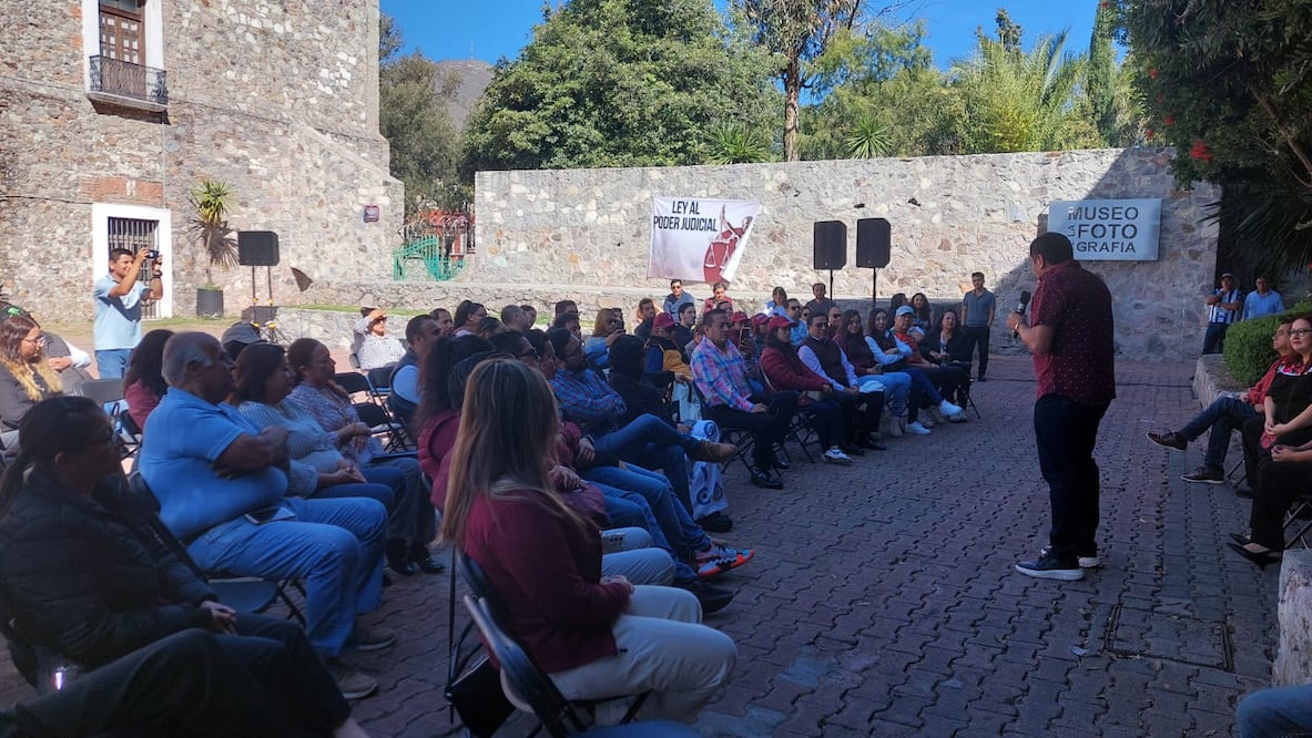 En el caso de Pachuca, un grupo de alrededor de 50 personas y militancia de Movimiento Regeneración Nacional (Morena) encabezados por legisladores federales y locales, se congregaron en la plaza Aniceto Ortega I Foto: Lorena Rosas