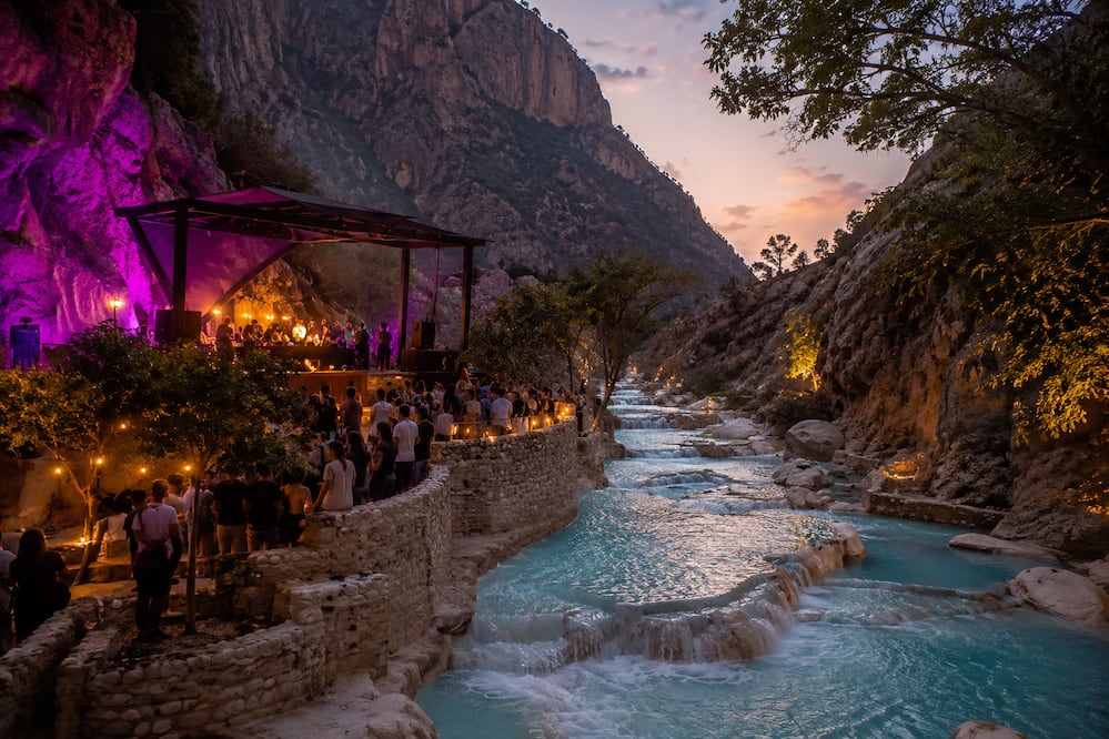 Las Grutas de Tolantongo harán historia | Imagen generada con IA