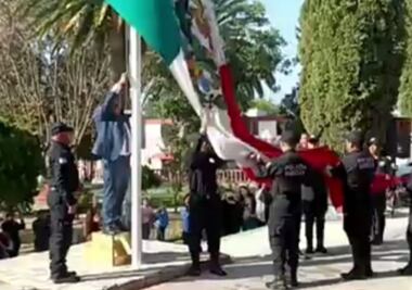 En Santiago de Anaya llevan a cabo ceremonia de incineración de bandera e izamiento