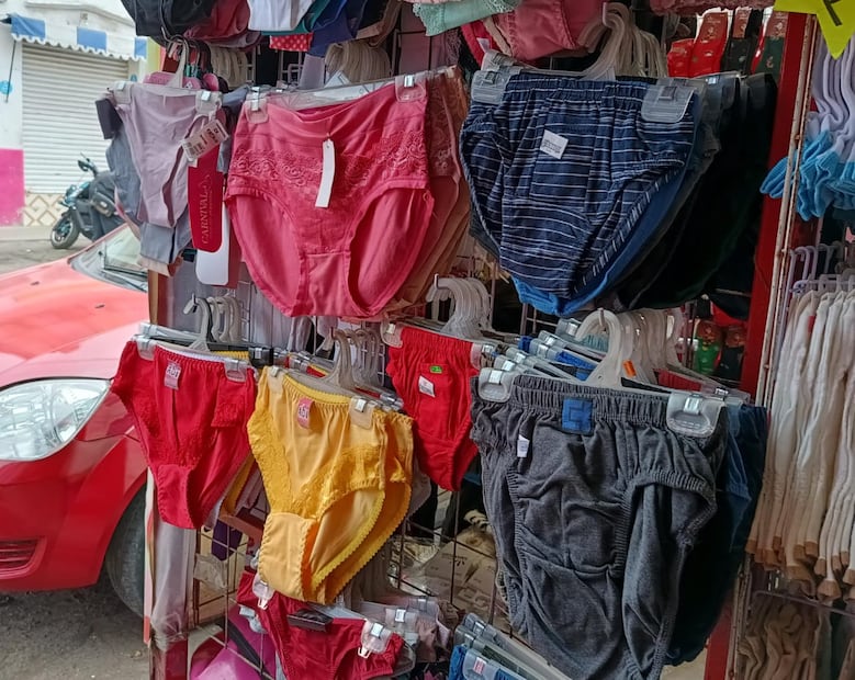 Entre lo místico y lo religioso, la población acude al Centro de Pachuca a buscar productos para sus rituales de abundancia de Año Nuevo I foto: Lourdes Naranjo