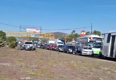 Padres de familia de San Agustín bloquean carretera por falta de convocatoria para tiendas escolares