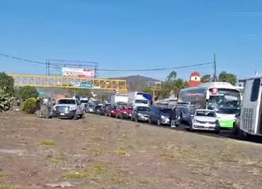 Padres de familia de San Agustín bloquean carretera por falta de convocatoria para tiendas escolares