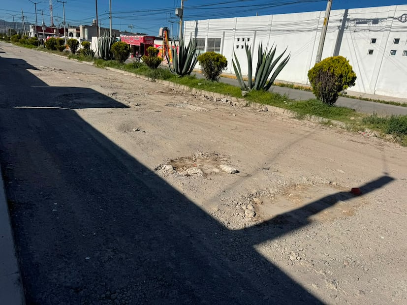 Las vialidades con mayores afectaciones son el bulevar principal de Haciendas de Tizayuca Norte, gran parte de las calles de la segunda sección y la calle Haciendas de Chavarría Sur donde la calle está llena de piedras, donde diariamente automovilistas y motociclistas deben sortear enormes desperfectos para llegar a sus destinos
Foto: Javier Quezada