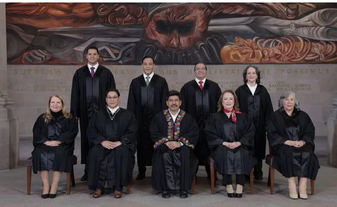 Integración de la nueva Suprema Corte de Justicia de la Nación: Hugo Aguilar Ortiz, ministro presidente, junto a los ministros Loretta Ortiz Ahlf; Lenia Batres Guadarrama; Yasmín Esquivel Mossa; María Estela Ríos González; Arístides Rodrigo Guerrero García; Giovanni Azael Figueroa Mejía; Irving Espinosa Betanzo y Sara Irene Herrerías Guerra. Foto: SCJN