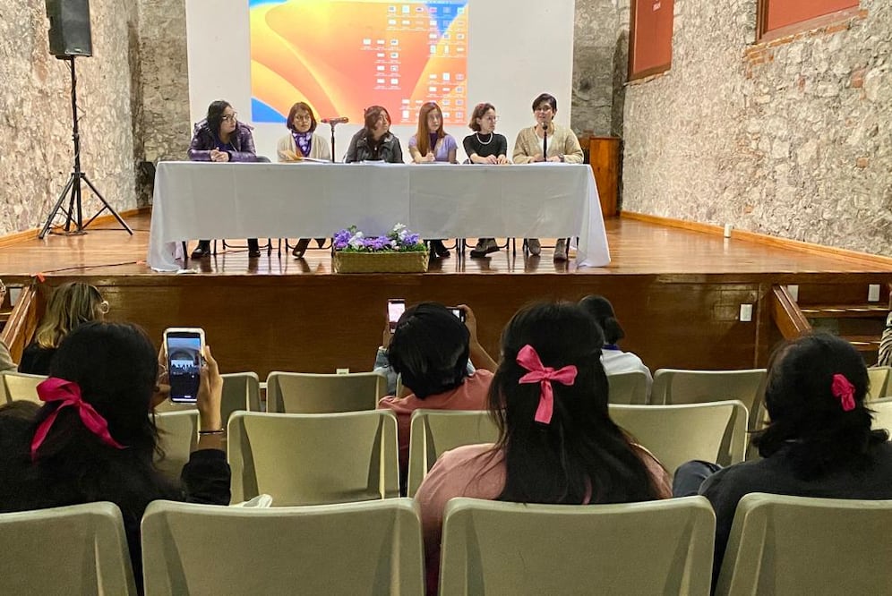 Acompañadas de activistas e integrantes de la Comisión de Derechos Humanos del Estado (CDHEH), tres alumnas del Instituto de Ciencias Básicas e Ingeniería (ICBI) y una estudiante la Escuela Superior de Actopan (ESAc), expusieron las problemáticas de acoso, así como las dificultades que enfrentan las mujeres que estudian. Foto: Luis Soriano