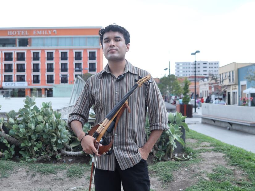 Marco Torres, el joven violinista que enamora con su música en Plaza Independencia | Foto: Josué Ortiz