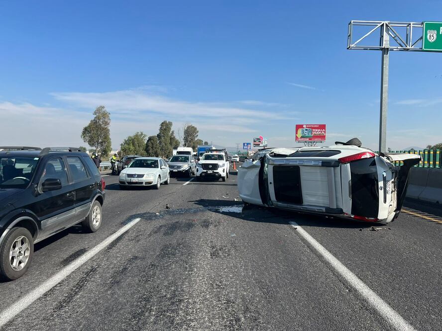 Cuatro lesionados tras choque y volcadura sobre la autopista México-Pachuca, a la altura del acceso al AIFA Foto: Especial