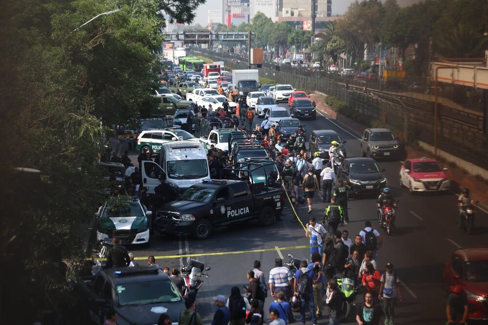 Dos funcionarios del GCDMX fueron asesinados la mañana de este martes 20 de mayo de 2025, en un ataque directo ocurrido sobre Calzada de Tlalpan, a la altura de la estación Xola del Metro, colonia Moderna, alcaldía Benito Juárez. Las víctimas fueron identificadas como Ximena Guzmán, secretaria particular de la Jefa de Gobierno, y José Muñoz, asesor. Foto: Agencia EL UNIVERSAL/Francisco Rodríguez/RDB.