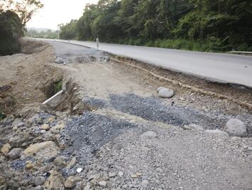 Vecinos de Macuxtepetla detienen obras de la carretera Álamo–Tamazunchale por falta de pagos
