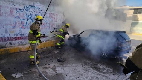 Bomberos sofocan incendio de auto en Pachuca