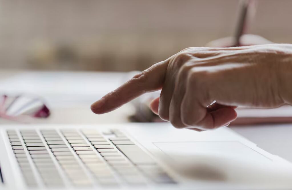 Apagar correctamente tu laptop. Imagen: Freepik