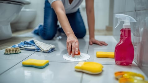 Baño impecable sin gastar de más; el truco para quitar sarro y restos de shampoo en azulejos 