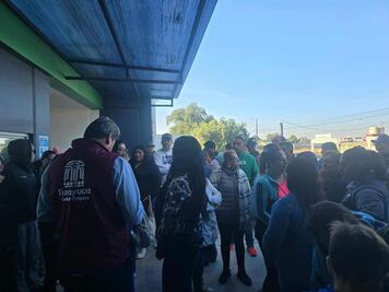 Padres se manifiestan en escuela de Tepojaco por presunta plaga de insectos