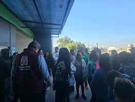 Padres se manifiestan en escuela de Tepojaco por presunta plaga de insectos